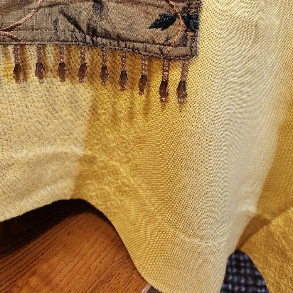 Luxury Table Linen Golden tablecloth 78x60 hand sewn - Picture 10 of 14